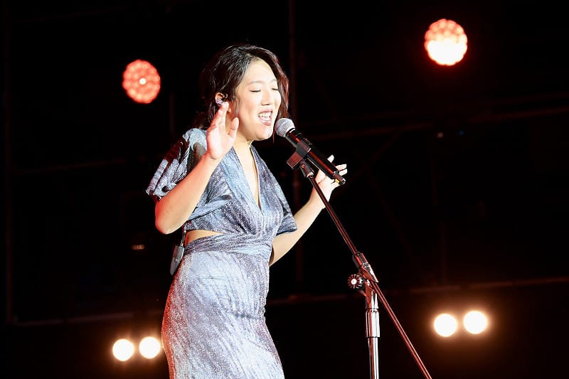 台南女兒、台語金曲歌后《李竺芯》以「巷仔內」展現她對家鄉細膩的觀察，法式唱腔演繹台語歌「足芳足芳」除了巧妙融入台灣美食文化，也證明台語歌也可以很時尚、有趣；「拌拌咧」，更是讓曾經在人生路上跌倒的人，覺得沒關係，站起來、把塵土揮一揮再繼續下去的被安慰感。&nbsp;&nbsp;&nbsp;圖：台南市政府提供