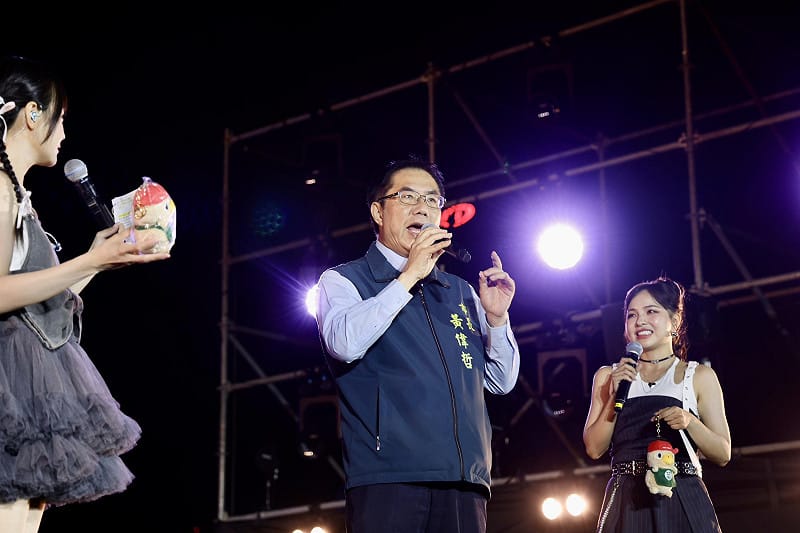 今日前往花蓮大遠百行銷台南農特產的市長黃偉哲，傍晚馬不停蹄趕回戶外音樂祭活動現場，與民眾同樂。&nbsp;&nbsp;&nbsp;圖：台南市政府提供