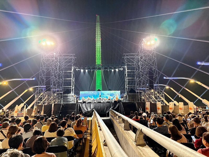 淡江大橋通車前系列活動「跨越淡水星空音樂會」2日晚間在淡江大橋登場，以音樂藝術展演結合橋體光雕秀，吸引大批民眾登橋賞樂。（黃姓民眾提供）中央社記者黃旭昇傳真　115年5月2日&nbsp;&nbsp;&nbsp;