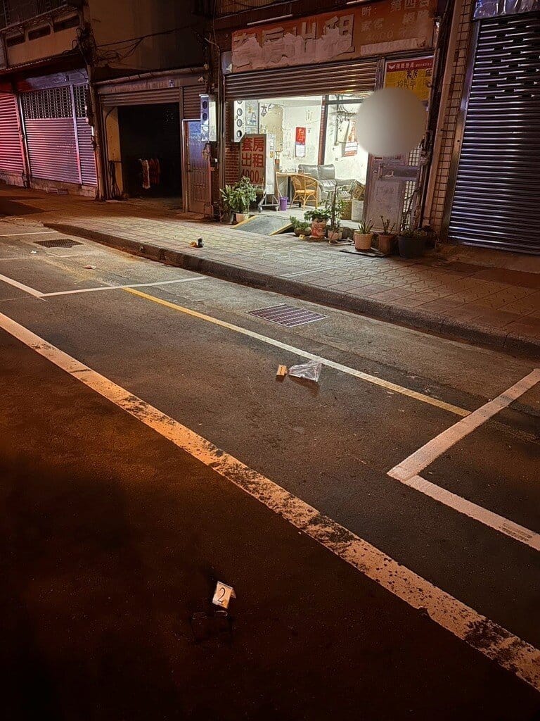 苗栗縣頭份市2日晚間發生命案，林姓男子疑不滿遭陳姓室友訕笑，酒後情緒失控持刀刺殺對方，被害人身中10餘刀逃往戶外倒地，經送醫不治。 &nbsp;&nbsp;&nbsp;圖/警方提供