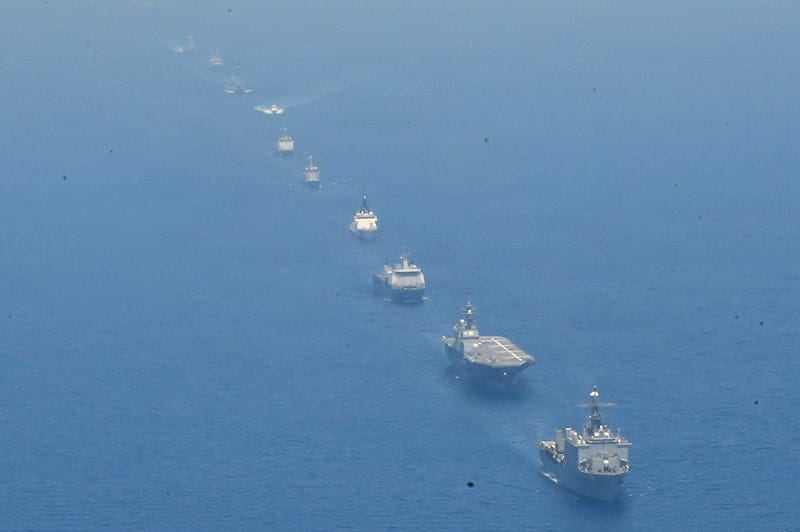 美軍於軍演期間，在當地部署了 NMESIS （海軍／陸戰隊遠征艦隊阻絕系統） 反艦飛彈。圖為海上軍演畫面。&nbsp;&nbsp;&nbsp;圖：翻攝自 Ｘ @US7thFleet