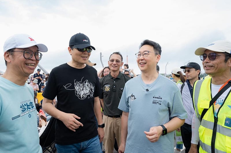 陳世凱部長特別關心現場安全、人流動線及流動廁所等服務設施配置情形。&nbsp;&nbsp;&nbsp;圖：交通部／提供
