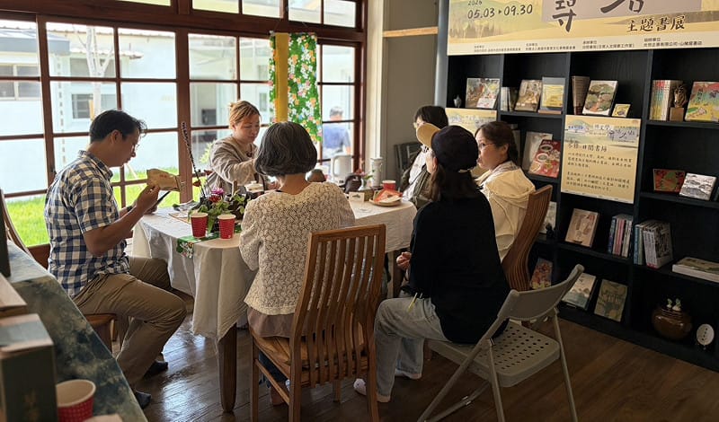 現場民眾在「杉好仙草」的沁涼茶香中，聆聽土地與文學的跨界對談。&nbsp;&nbsp;&nbsp;圖：高雄市客委會／提供
