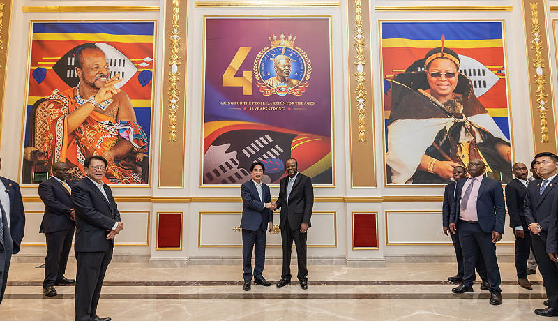 賴清德在恩史瓦帝三世國王（King Mswati Ⅲ）陪同下參觀國際會議中心（ICC）。&nbsp;&nbsp;&nbsp;圖：總統府提供