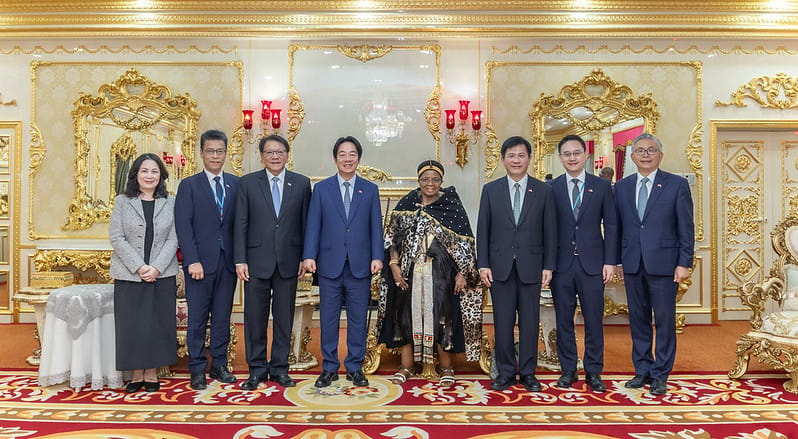  賴清德與我政府官員共同拜會史瓦帝尼王母。 圖：總統府提供 