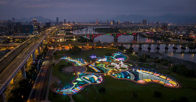 入夜之後，璀璨的蝴蝶燈光點亮園區，讓人彷彿進入一場仲夏夜之夢。&nbsp;&nbsp;&nbsp;圖：新北市政府高灘地工程管理處／提供