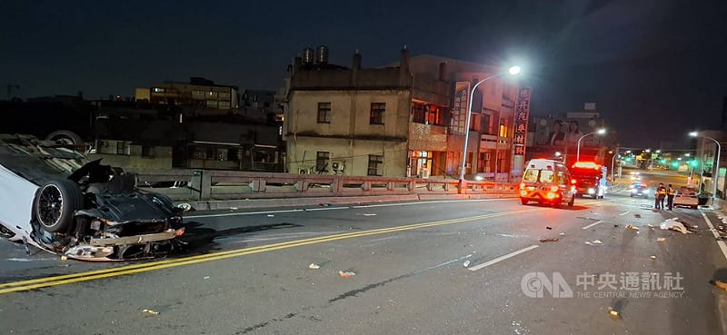 高姓男子4日駕車沿中華西路行駛，不明原因涉碰撞同向吳姓機車騎士後，失控再碰撞對向自小客車，肇事車輛當場翻覆。（翻攝照片）中央社記者鄭維真傳真　115年5月4日&nbsp;&nbsp;&nbsp;