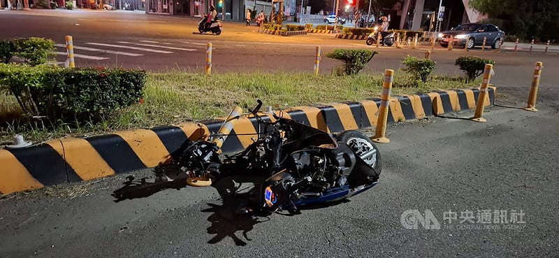 高姓男子4日凌晨駕車沿中華西路行駛，不明原因涉碰撞同向吳姓機車騎士後，失控再碰撞對向自小客車，造成機車全毀，零件散落路面。（翻攝照片）中央社記者鄭維真傳真　115年5月4日&nbsp;&nbsp;&nbsp;