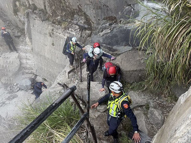32歲王姓女登山客3日中午在眠月線踩空失足跌落邊坡，警消等組成搜救隊員，輪流背負傷者至大崩塌處，由鐵道台車接駁載至阿里山森林遊樂區後，再送醫治療。（警方提供）中央社記者蔡智明傳真　115年5月4日&nbsp;&nbsp;&nbsp;
