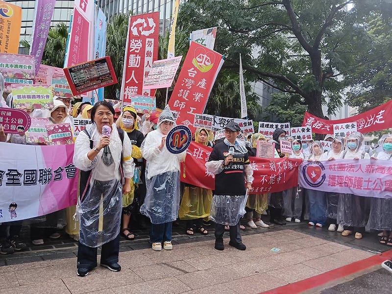 護理全聯會理事長陳麗琴（圖右）表示，總統賴清德上任前曾承諾將「三班護病比」入法，兩年過去卻仍無具體行為。圖左為護理全聯會副理事長馬淑清。圖：護理全聯會 提供 