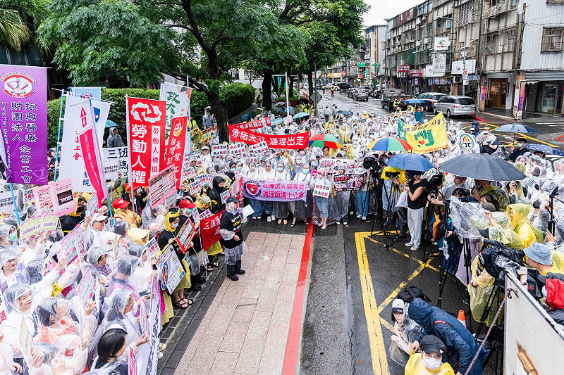 護理全聯會今（5）日於衛福部前舉行抗議活動，強力要求「三班護病比」入法，並提出三大訴求。&nbsp;&nbsp;&nbsp;圖：護理全聯會 提供
