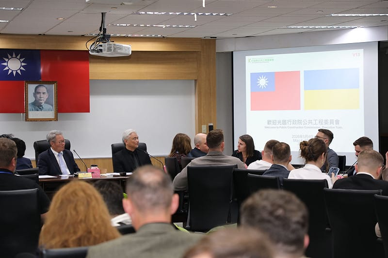 烏克蘭重建合作訪台團5月4日前往行政院工程會，拜會行政院政務委員兼公共工程委員會主委陳金德並進行會談。雙方就無人機與無人艇發展趨勢，以及兩國可以合作的項目深入溝通及交換意見。&nbsp;&nbsp;&nbsp;圖：工程會提供