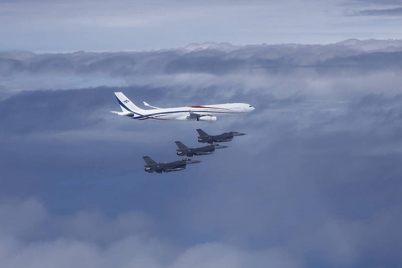  F-16戰機伴飛史瓦帝尼國王專機。賴清德順利返抵國門。 圖：軍聞社提供 