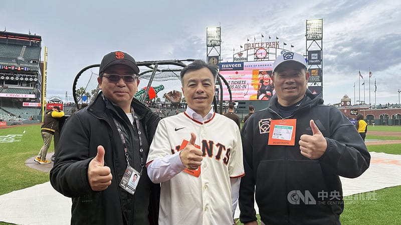 駐舊金山辦事處長伍志翔（中）、東園國小少棒隊總教練賴敏男（右）4日共同為MLB巨人台灣日開球，與長榮航空駐舊金山分公司總主任吳駿杰（左）合影。中央社記者張欣瑜舊金山攝　115年5月5日&nbsp;&nbsp;&nbsp;