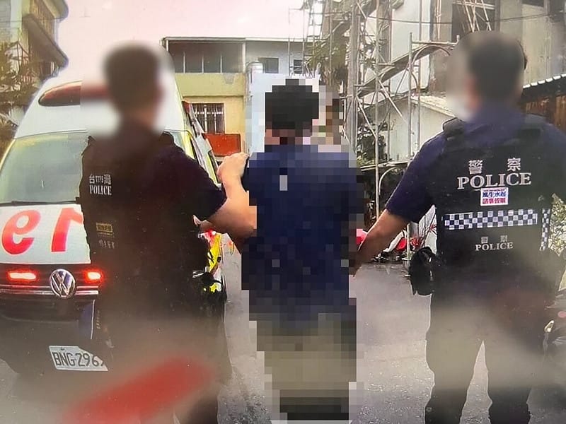 台東市6日清晨發生自小客車闖紅燈拒絕警方攔查，並衝撞警車後逃逸，警方隨即以優勢警力成功攔阻自小客車，並逮捕駕駛廖姓男子帶回警局。（警方提供）中央社記者盧太城台東傳真　115年5月6日&nbsp;&nbsp;&nbsp;
