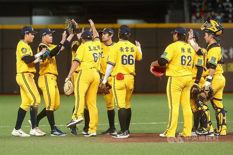 中華職棒中信兄弟隊（圖）6日作客台北大巨蛋交手味全龍隊，兄弟投打發揮，終場以6比0完封勝，賽後球員們在場中慶祝。中央社記者王騰毅攝  115年5月6日&nbsp;&nbsp;&nbsp;