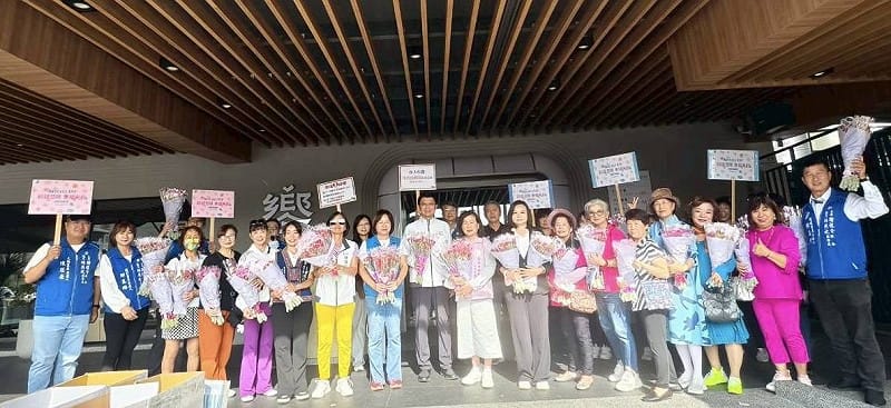 國民黨台南市黨部主委謝龍介等人在永康兵仔市場與全國各縣市黨部，同步響應發送康乃馨活動，提前向市場採買民眾及攤商等獻上母親節祝福。&nbsp;&nbsp;&nbsp;圖：國民黨台南市黨部提供