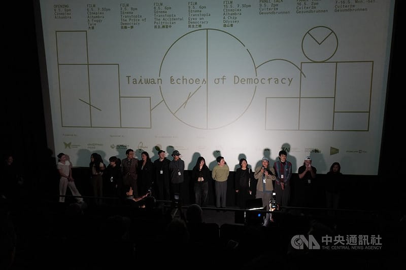「Taiwan Echoes of Democracy 台灣民主與社會記錄展」柏林開幕，策展團隊在首場活動「大濛」德國首映中與當地觀眾互動。&nbsp;&nbsp;&nbsp;圖：中央社