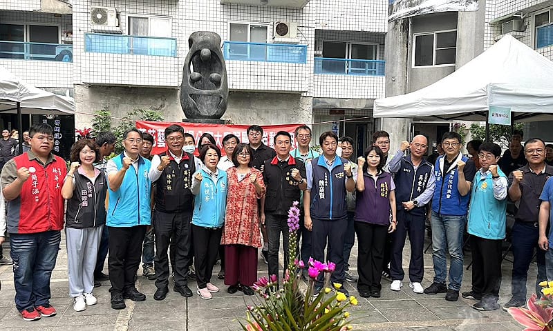 蓮花大樓社區弱層補強動工典禮-與會來賓合影。&nbsp;&nbsp;&nbsp;圖：國土署提供