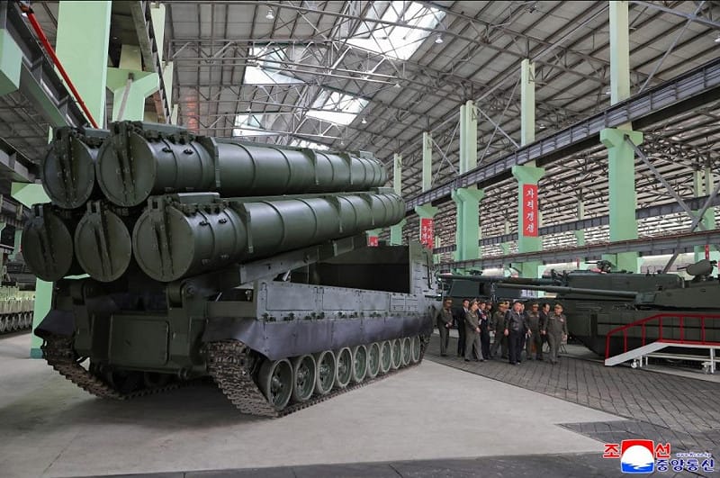 北韓領導人金正恩視導軍工企業。圖為600公釐火箭炮。&nbsp;&nbsp;&nbsp;圖：翻攝朝中社