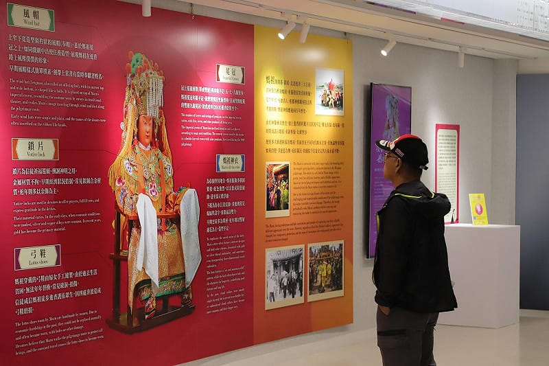 旅客駐足欣賞媽祖展示牆，透過圖文深入認識媽祖信仰與進香文化內涵。&nbsp;&nbsp;&nbsp;圖：財團法人昇恒昌基金會／提供