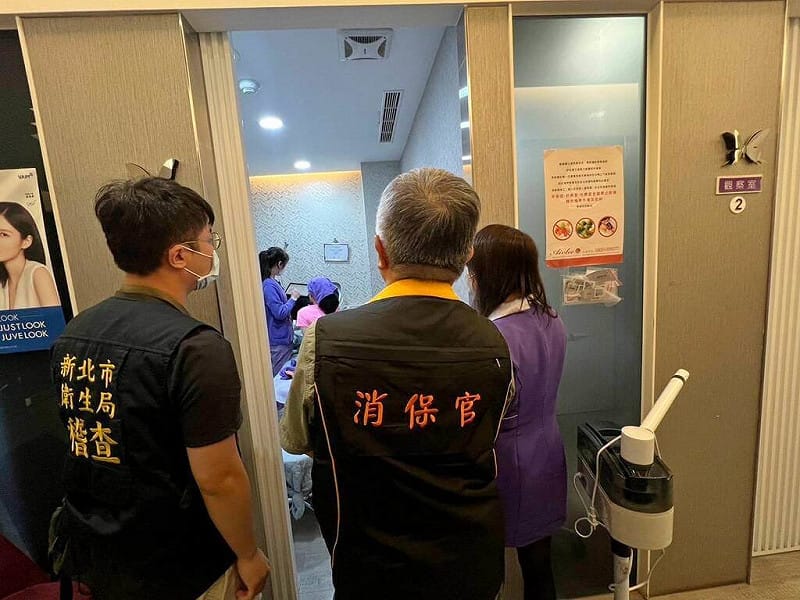 愛爾麗診所疑針孔偷拍延燒，新北市政府衛生局表示，為守護市民就醫隱私，7日聯合消保官等稽查愛爾麗新北4家分店，要求落實隱私規範與消保求償程序。（新北公安小組提供）中央社記者黃旭昇傳真　115年5月8日&nbsp;&nbsp;&nbsp;