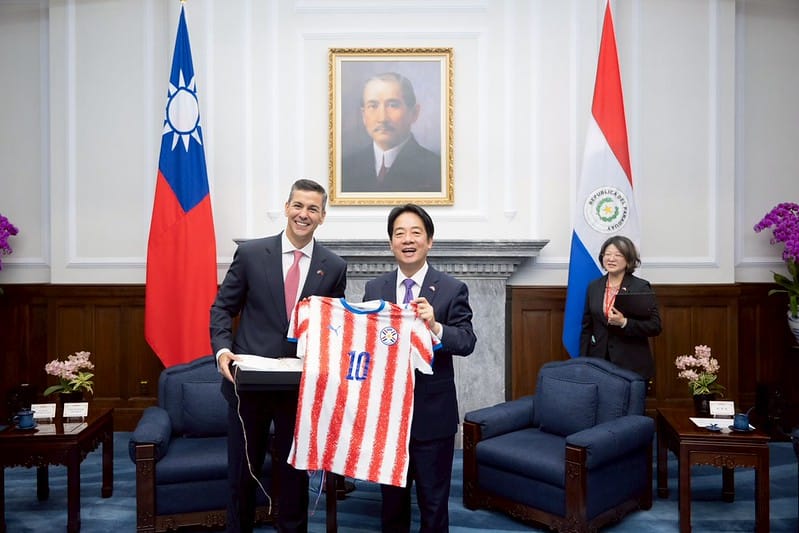  賴清德與巴拉圭共和國總統貝尼亞互贈禮物。 圖：總統府提供 