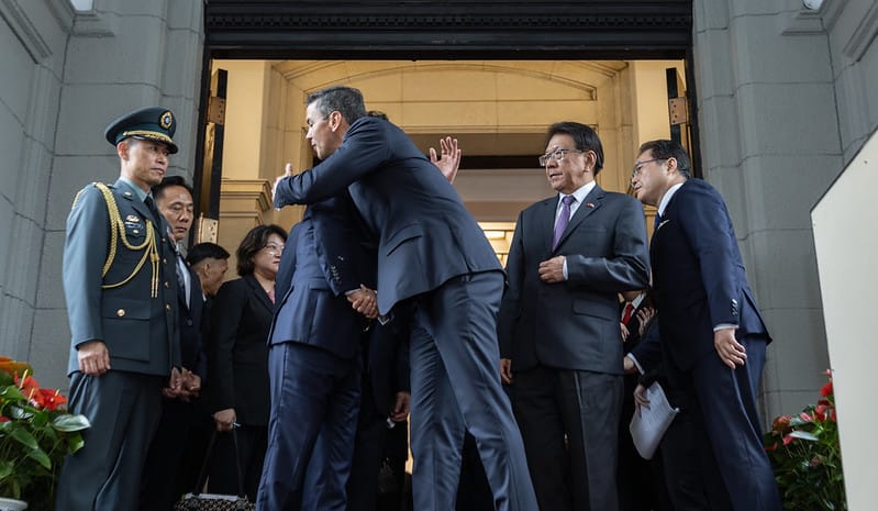  賴清德與巴拉圭共和國總統貝尼亞擁抱。 圖：總統府提供 