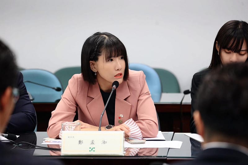 鄭孟洳批柯志恩把「未簽約」說成「利益輸送」、把「財務挑戰」包裝成「欠薪醜聞」。&nbsp;&nbsp;&nbsp;圖：高雄捍衛隊/提供