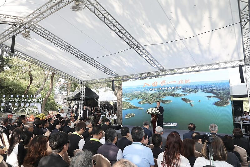 農田水利署今在烏山頭水庫舉辦「八田與一技師逝世84週年追思紀念會」，賴清德總統、台南市長黃偉哲、日本故前首相安倍晉三夫人安倍昭恵、八田技師遺族代表八田修一等人與會，場面隆重肅穆。&nbsp;&nbsp;&nbsp;圖：台南市政府提供