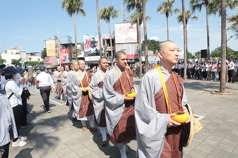 佛光山「2026年傳授國際萬佛三壇大戒」行腳托缽祈福活動抵達台南，百餘位行腳僧上午9時自北區台南公園啟步，台南市長黃偉哲特別到場感謝法師們在行腳過程中，把祝福帶進街巷，把安定帶進人心，並為台南市民祈福，讓這座城市多一分溫暖與善意。&nbsp;&nbsp;&nbsp;圖：台南市政府提供