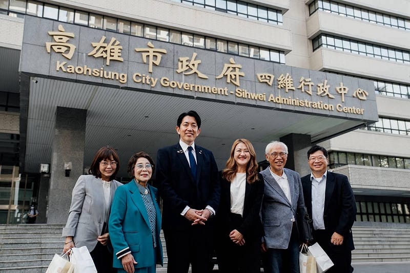 澤井宏文(左三)率團至高市府訪問。&nbsp;&nbsp;&nbsp;圖：高雄市觀光局/提供