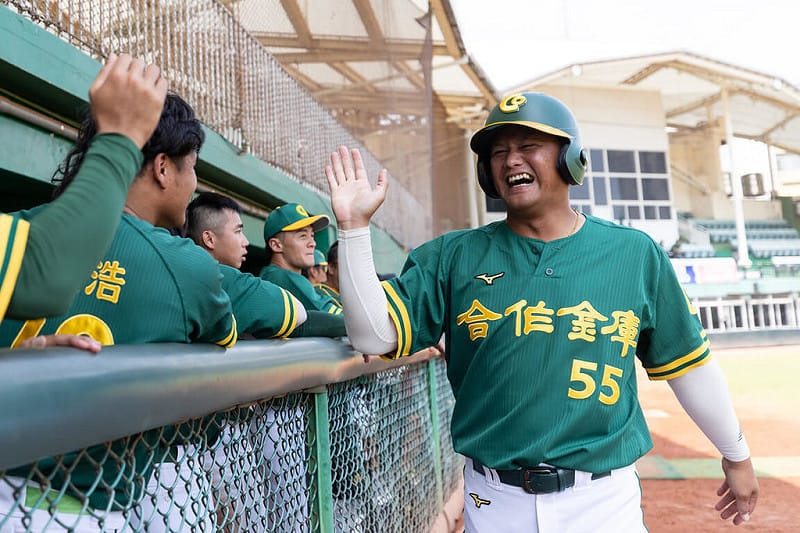 115年全國成棒甲組春季聯賽9日進行4強賽，合作金庫團隊3轟，其中馬文修（右）敲出滿貫砲，助合庫以22比4，7局擊敗列特博生技，晉級冠軍戰。（中華民國棒球協會提供）中央社記者謝靜雯傳真　115年5月9日&nbsp;&nbsp;&nbsp;