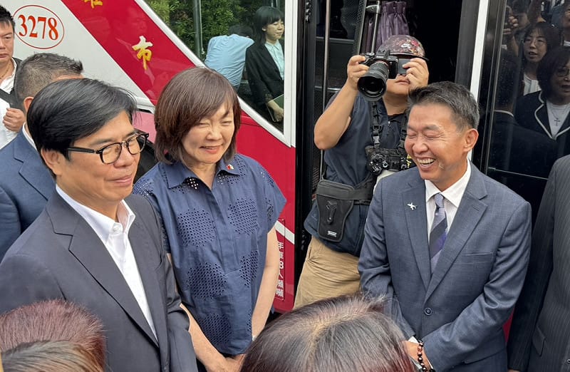 陳其邁(左)和許智傑(右)迎接安倍昭惠(中)。&nbsp;&nbsp;&nbsp;圖：孫家銘/攝