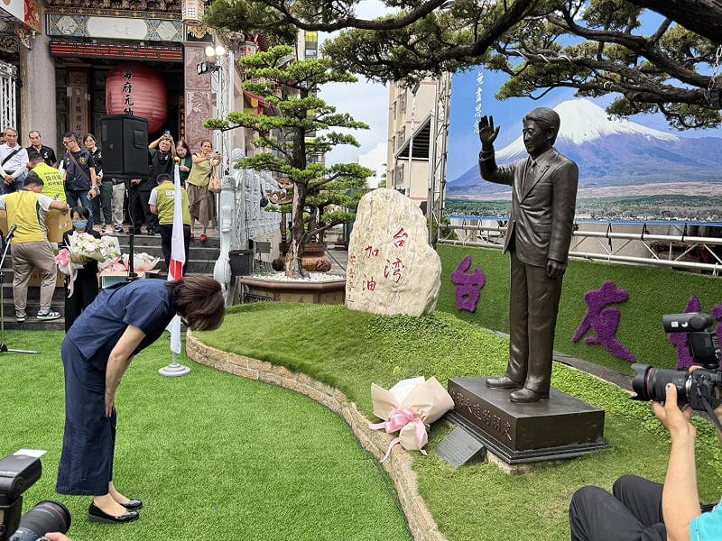 安倍昭惠向安倍晉三銅像鞠躬致意。&nbsp;&nbsp;&nbsp;圖：孫家銘/攝