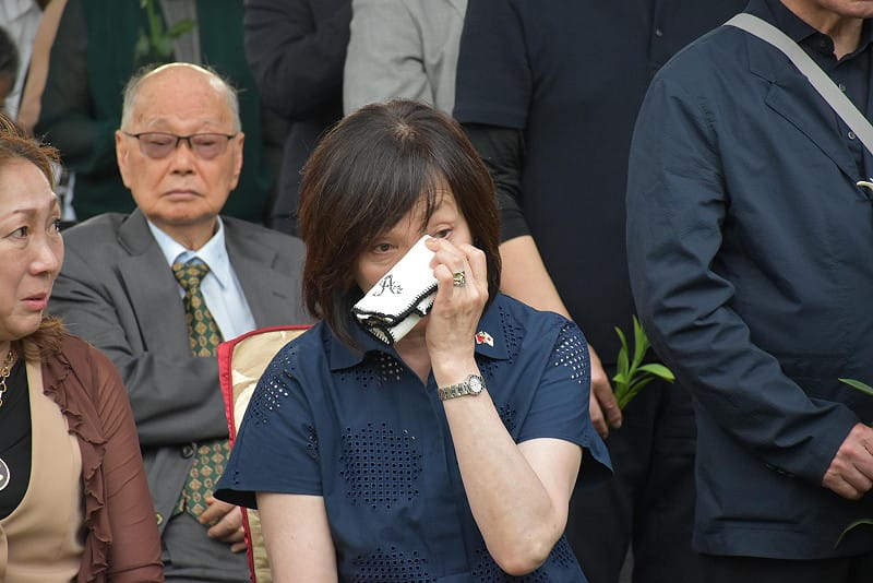 安倍昭惠在眾人向安倍晉三銅像獻花時頻頻拭淚。&nbsp;&nbsp;&nbsp;圖：孫家銘/攝