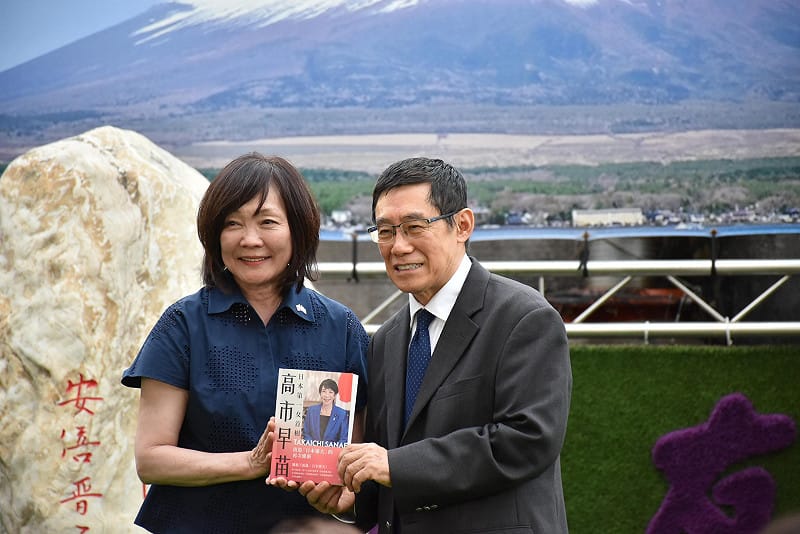 曹長青(右)贈送新書給安倍昭惠(左)。&nbsp;&nbsp;&nbsp;圖：孫家銘/攝