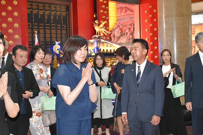 安倍夫人向已經成神的高田又男膜拜。&nbsp;&nbsp;&nbsp;圖：孫家銘/攝