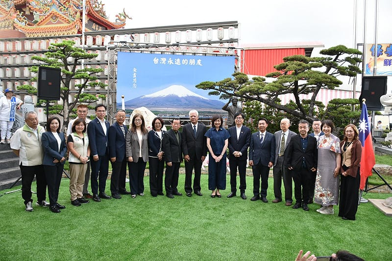 參與追思會貴賓在安倍銅像前合影。&nbsp;&nbsp;&nbsp;圖：孫家銘/攝