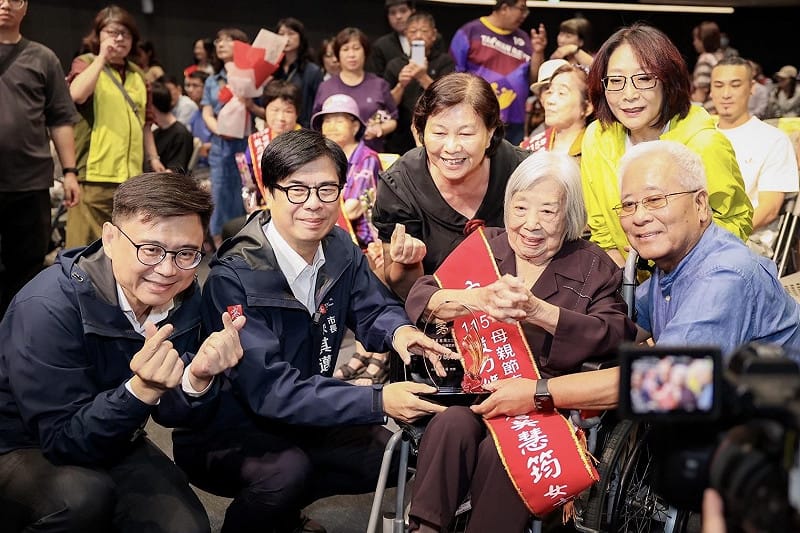 賴瑞隆(左一)與陳其邁(左二)共同祝賀得獎的「美力媽媽」。&nbsp;&nbsp;&nbsp;圖：賴瑞隆服務處/提供