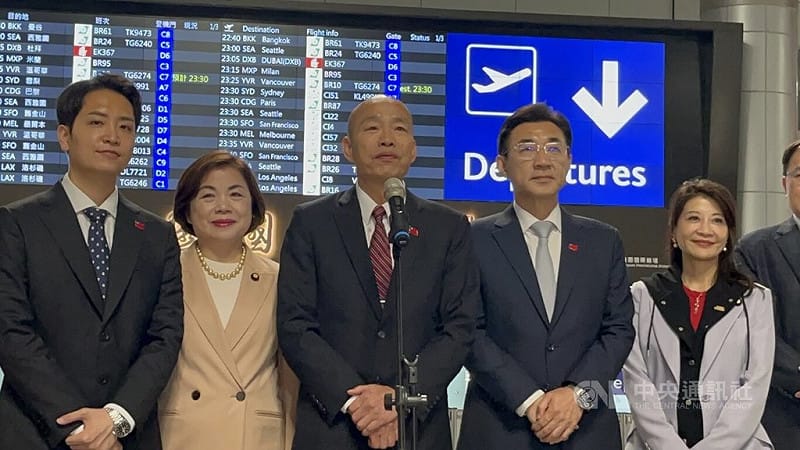 立法院長韓國瑜（中）9日晚間率團啟程前往法國、英國推動國會外交，行前在桃園國際機場發表談話。&nbsp;&nbsp;&nbsp;圖：中央社提供