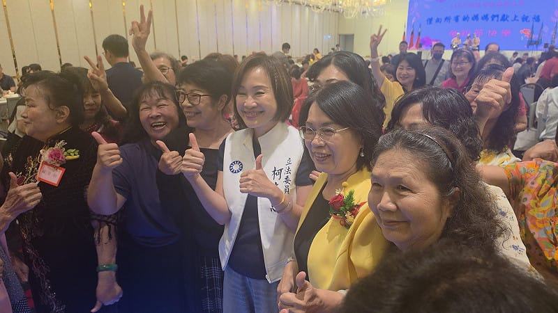 柯志恩(中)指出，對母親的感激不應僅止於康乃馨，更應落實在實質政策。&nbsp;&nbsp;&nbsp;圖：柯志恩服務處/提供