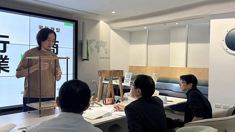 參賽團隊除了以簡報方式向評審說明提案，更將實體產品或技術樣品帶至現場展示。&nbsp;&nbsp;&nbsp;圖：高雄市青年局/提供