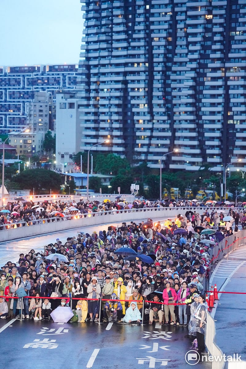近千位民望站在淡江大橋上欲觀賞淡江大橋通車點燈典禮的各項演出，但由於總統賴清德、行政院長卓榮泰等中央與地方官員參與典禮，在維安的考量下，民眾只能透過會場大型螢幕看點燈典禮。&nbsp;&nbsp;&nbsp;圖：張良一/攝