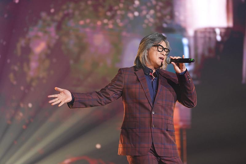 施文彬登台演唱，醇厚嗓音征服觀眾情緒。&nbsp;&nbsp;&nbsp;圖：高雄流行音樂中心/提供