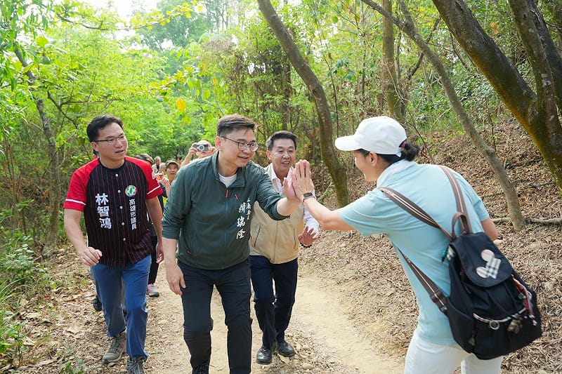 賴瑞隆(左二)登鳳凰山與民眾擊掌打招呼。&nbsp;&nbsp;&nbsp;圖：賴瑞隆服務處/提供
