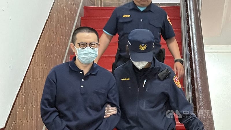 88會館負責人郭哲敏（左）涉非法匯兌、賭博等罪，一審判刑11年8月。郭哲敏遭法警提解到庭，主張已繳部分犯罪所得、二審判決不上訴願坐牢，請求以2億元具保停押。中央社記者劉世怡攝 115年5月10日&nbsp;&nbsp;&nbsp;