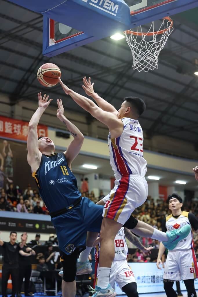 超級籃球聯賽（SBL）總冠軍賽迎來封王戰，10日由新軍凱撒基隆黑鳶與裕隆集團在板橋體育館交手，黑鳶陣中胡凱翔（藍衣）進帳14分，仍無緣助隊奪勝，最終以69比75不敵裕隆。中央社記者吳家昇攝　115年5月10日&nbsp;&nbsp;&nbsp;