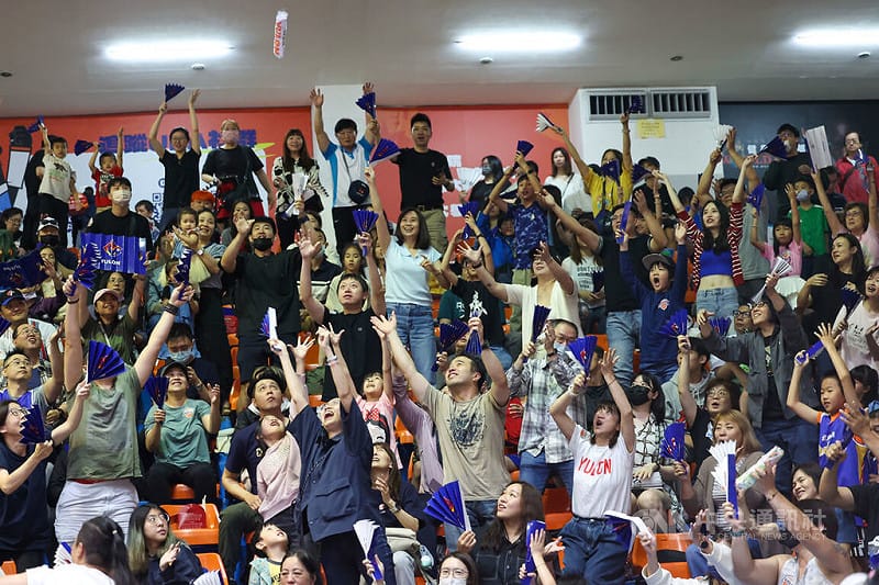 超級籃球聯賽（SBL）總冠軍賽10日在板橋體育館進行決勝第5戰，由裕隆集團與新軍凱撒基隆黑鳶交手，球迷在場邊熱情加油。中央社記者吳家昇攝　115年5月10日&nbsp;&nbsp;&nbsp;