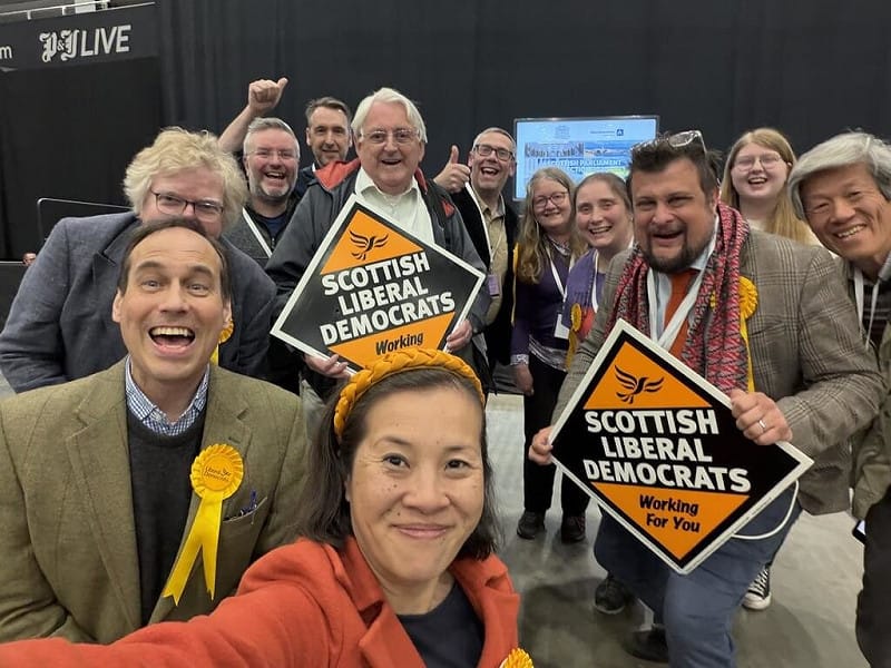 英國7日舉行地方選舉，包括全面改選蘇格蘭議會。根據8日晚間公布的計票結果，周怡霈（橘色衣者）代表自由民主黨，在蘇格蘭東北選區當選蘇格蘭議會議員，創台灣人和蘇格蘭議會首例。（周怡霈提供）中央社記者陳韻聿倫敦傳真　115年5月10日&nbsp;&nbsp;&nbsp;